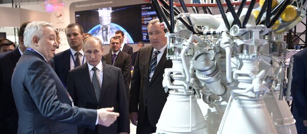 Президент РФ В. Путин посетил Международный авиасалон МАКС-2017 в подмосковном Жуковском Президент РФ В. Путин посетил Международный авиасалон МАКС-2017 в подмосковном Жуковском - Sputnik Латвия