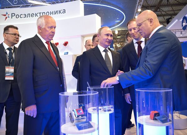 Президент РФ В. Путин посетил Международный авиасалон МАКС-2017 в подмосковном Жуковском - Sputnik Латвия