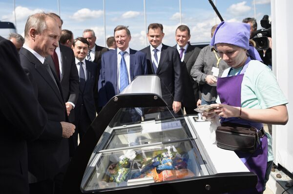 Президент России Владимир Путин покупает мороженое во время посещения авиасалона МАКС-2017 в Жуковском, под Москвой, 18 июля 2017 года - Sputnik Латвия