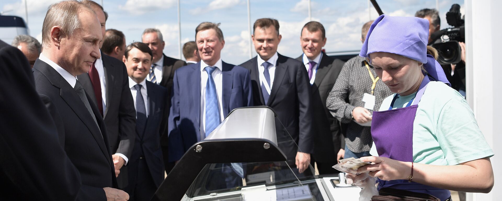 Президент России Владимир Путин покупает мороженое во время посещения авиасалона МАКС-2017 в Жуковском, под Москвой, 18 июля 2017 года - Sputnik Латвия, 1920, 23.08.2024