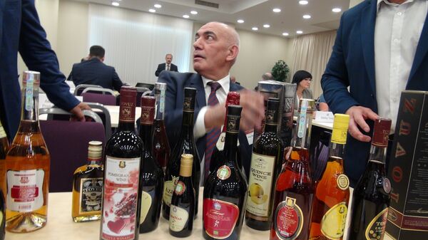 Найг Мамад-Гассанов и напитки товузского винзавода Найг Мамад-Гассанов и напитки товузского винзавода - Sputnik Латвия