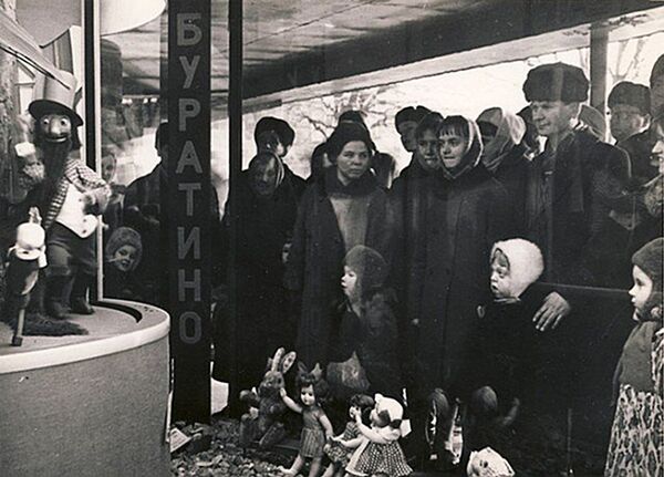 Витрина универмага Детский мир - Sputnik Латвия