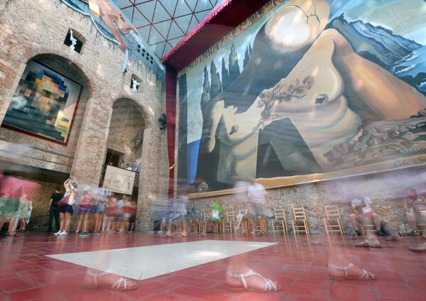 Посетители гуляют по могиле Сальвадора Дали в Театре-музее Дали (Театр-музей Дали) в Фигерасе 18 июля 2017 года - Sputnik Латвия