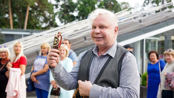На второй день фестиваля Борис Моисеев пришел с мороженным Магнум - Sputnik Латвия