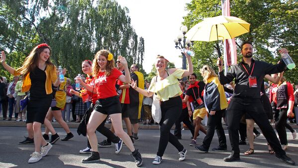 Участники 3-й Европейской олимпиады хоров прошли по Старой Риге шествием - Sputnik Латвия