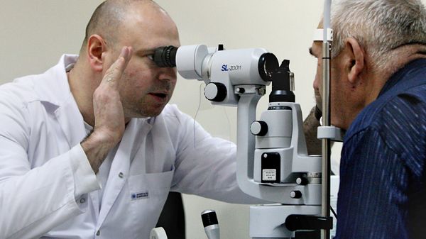 Врач-офтальмолог проводит прием пациента - Sputnik Латвия