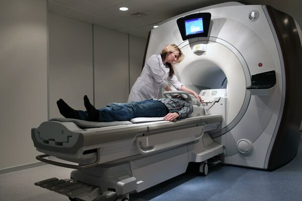 Пациент во время магнитно-резонансной томографии - Sputnik Латвия
