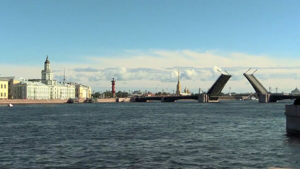 Мосты в Петербурге впервые развели днем для репетиции парада ко Дню ВМФ - Sputnik Латвия
