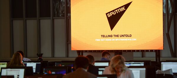 Экран с символикой Международного информационного агентства Sputnik Экран с символикой Международного информационного агентства Sputnik - Sputnik Latvija