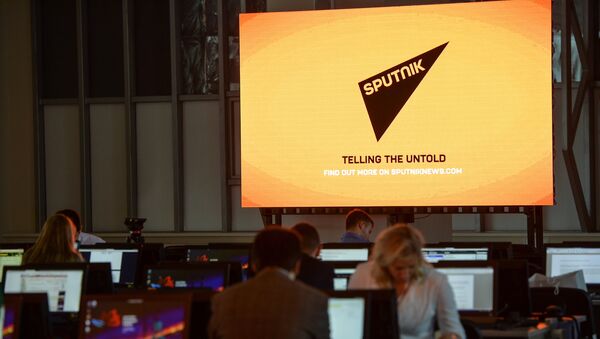 Экран с символикой Международного информационного агентства Sputnik - Sputnik Latvija