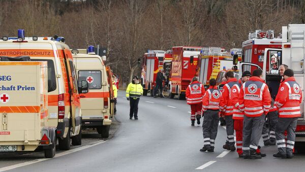Машины пожарных и скорой помощи, припаркованые вдоль дороги возле Бад-Айблинг - Sputnik Латвия