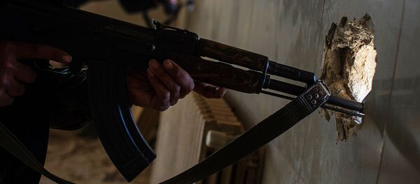 Nelikumīgas bruņotas vienības loceklis ar automātu rokās . Foto no arhīva - Sputnik Latvija