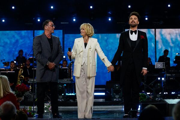 Любимец публики Григорий Лепс, Лайма Вайкуле и Александр Панайотов - троица исполнила песню Невидимка-любовь - Sputnik Латвия