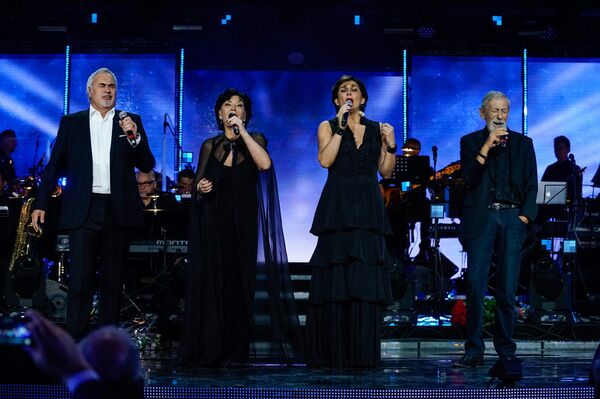 Валерий Миладзе, Нани Брегвадзе, Эка Мамаладзе и Вахтанг Кикабидзе исполнили известную грузинскую песню Тбилисо - Sputnik Латвия