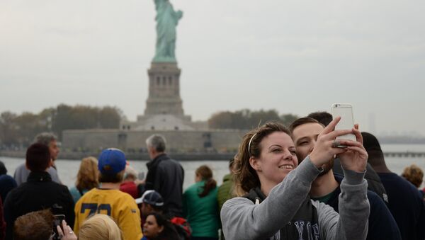 Туристы фотографируются на фоне Статуи Свободы в Нью-Йорке - Sputnik Latvija