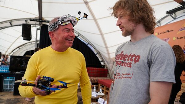 Айварс Лембергс заинтересовался дронами и проконсультировался с организатором гонок дронов Арисом Муитиниексом - Sputnik Латвия