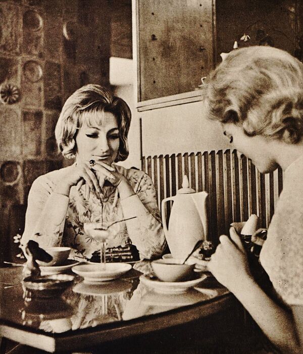 В кафе Луна, 1960-е годы (из альбома Padomju Latvija, изд-во Liesma, 1970 год) В кафе Луна, 1960-е годы (из альбома Padomju Latvija, изд-во Liesma, 1970 год) - Sputnik Латвия