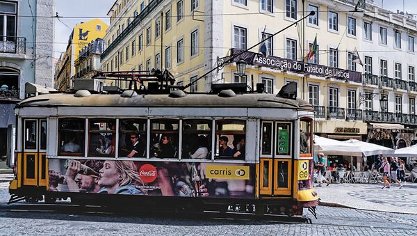 Трамвай на улочке в Лиссабоне - Sputnik Латвия