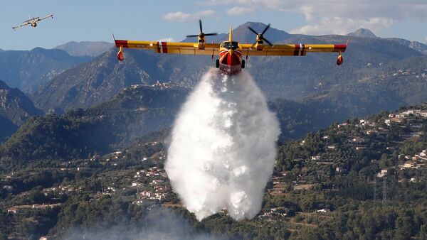 Пожарный самолет над лесом в Карросе во Франции - Sputnik Latvija
