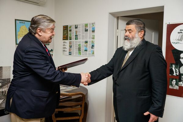 Посол России в Латвии Евгений Лукьянов вручил раввину Менахему Баркахану благодарность от министра обороны РФ генерала армии Сергея Шойгу Посол России в Латвии Евгений Лукьянов вручил раввину Менахему Баркахану благодарность от министра обороны РФ генерала армии Сергея Шойгу - Sputnik Латвия