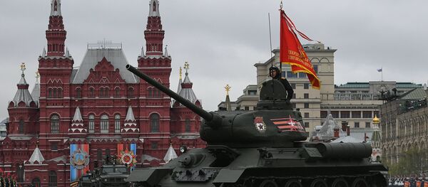 Средний танк Т-34-85 на военном параде, посвященном 72-й годовщине Победы в Великой Отечественной войне 1941-1945 годов - Sputnik Латвия