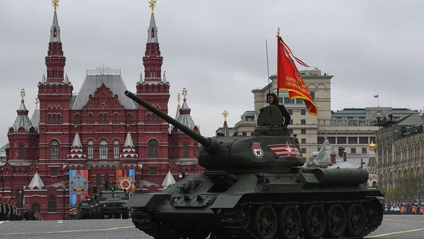 Средний танк Т-34-85 на военном параде, посвященном 72-й годовщине Победы в Великой Отечественной войне 1941-1945 годов - Sputnik Латвия