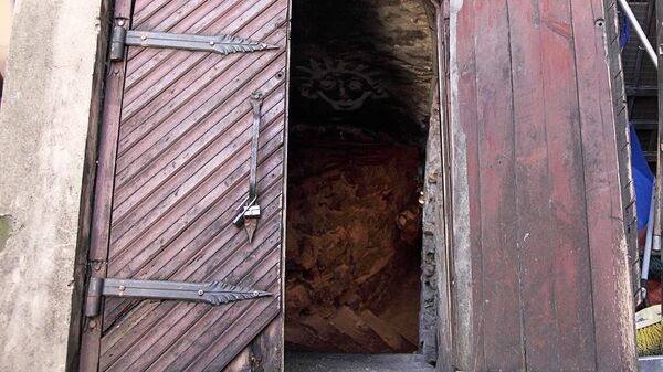 За эти мощными дверями вход в старинную тюрьму, где века назад даже сваливали чумные трупы - Sputnik Латвия