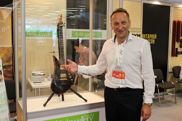 Гедрюс Гунторюс и янтарная гитара  - Sputnik Латвия