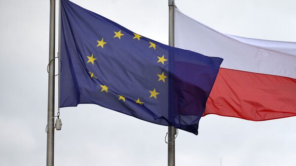 Флаги Евросоюза и Польши - Sputnik Латвия