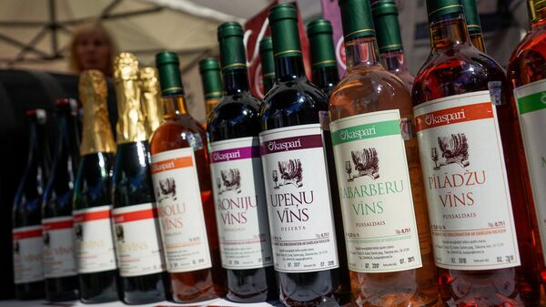 У латвийского производителя можно встретить вино из рябины, рабарбара, черной смородины, аронии и яблок - Sputnik Латвия