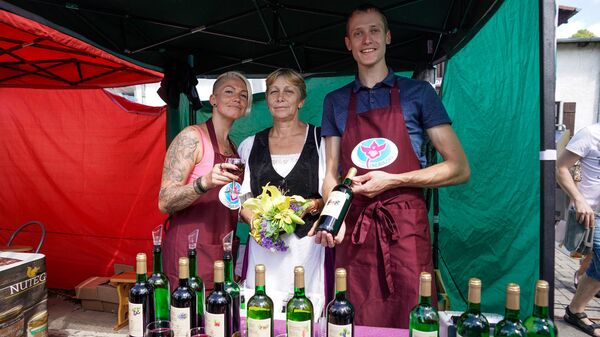 Смайда Дзерве - одна из самых знаменитых мастеров Сабиле (в центре) с сыном и дочерью Смайда Дзерве - одна из самых знаменитых мастеров Сабиле (в центре) с сыном и дочерью - Sputnik Латвия