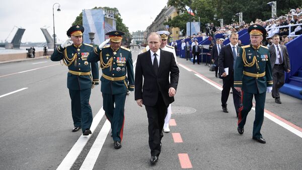 Krievijas prezidents, Bruņoto spēku virspavēlnieks Vladimirs Putins Admiralitātes krastmalā Sanktpēterburgā Krievijas Jūras kara flotes dienas galvenajā parādē 30. jūlijā - Sputnik Latvija