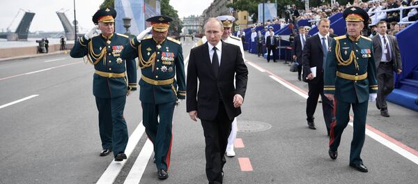 Krievijas prezidents, Bruņoto spēku virspavēlnieks Vladimirs Putins Admiralitātes krastmalā Sanktpēterburgā Krievijas Jūras kara flotes dienas galvenajā parādē 30. jūlijā Krievijas prezidents, Bruņoto spēku virspavēlnieks Vladimirs Putins Admiralitātes krastmalā Sanktpēterburgā Krievijas Jūras kara flotes dienas galvenajā parādē 30. jūlijā - Sputnik Latvija