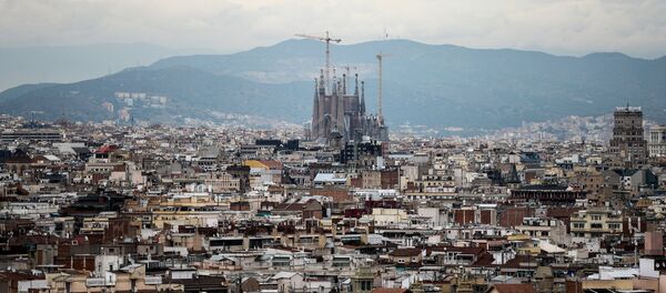 Вид на Барселону и Храм Святого Семейства Вид на Барселону и Храм Святого Семейства - Sputnik Latvija