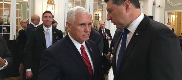 Вице-президент США Майкл Пенс и президент Латвии Раймондс Вейонис в Таллине Вице-президент США Майкл Пенс и президент Латвии Раймондс Вейонис в Таллине - Sputnik Latvija