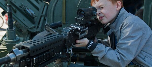 Мальчик осматривает пулемет - Sputnik Латвия