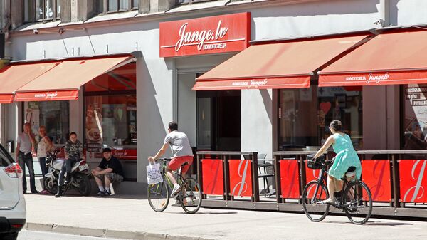 Что заставило эту пару велосипедистов занять тротуар при свободной проезжей части? Нет ответа Что заставило эту пару велосипедистов занять тротуар при свободной проезжей части? Нет ответа - Sputnik Латвия