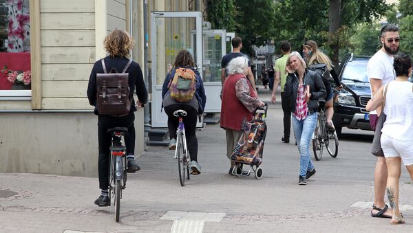 Велосипедисты и пешеходы на рижском тротуаре - Sputnik Латвия
