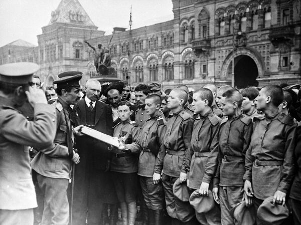 Женский батальон смерти во время принятия присяги перед отправкой на фронт - Sputnik Латвия