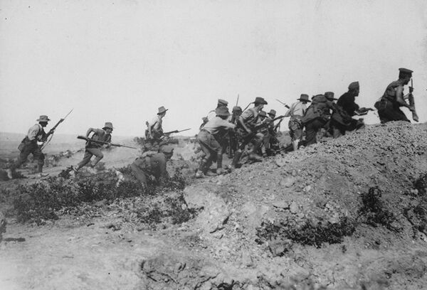 Австралийские войска перед эвакуацией в АНЗАК во время Дарданелльской операции - Sputnik Латвия