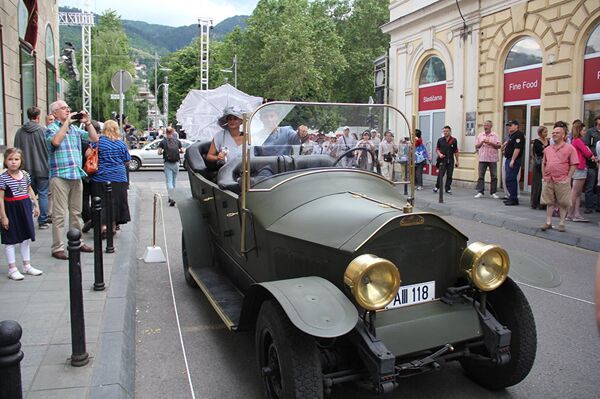 Автомобиль, подобный тому, на котором передвигались эрцгерцог Франц Фердинанд с супругой Софией Гогенберг в Сараево - Sputnik Латвия