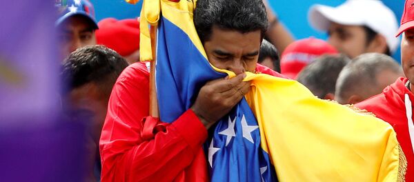 Президент Венесуэлы Николас Мадуро целует флаг Президент Венесуэлы Николас Мадуро целует флаг - Sputnik Latvija
