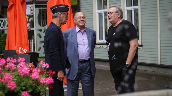 Михаил Боярский, Владимир Меньшов и Юрий Стоянов после пресс-конференции в Дзинтари - Sputnik Латвия