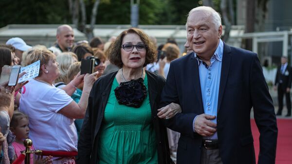 Актриса Лариса Голубкина и  автор-исполнитель Сергей Никитин на красной дорожке фестиваля  - Sputnik Латвия