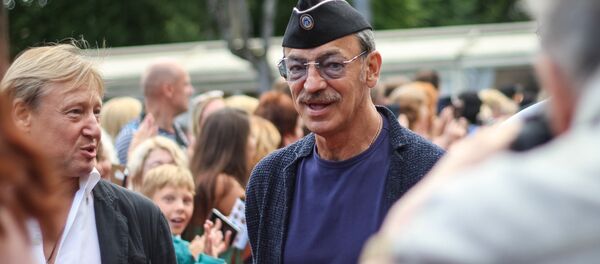 Михаил Боярский вместо привычной шляпы предпочел пилотку, что позволило ему хотя бы на время остаться неузнанным - Sputnik Латвия