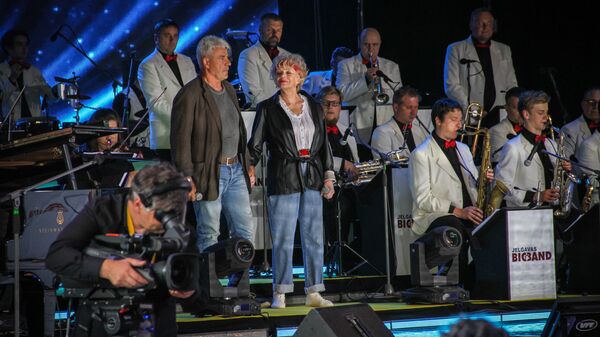 Дуэт латышских актеров Мартиньша Вилсонса и Мирдзы Мартисоне взорвал зал - люди поднялись со своих мест и хлопали артистам - Sputnik Латвия