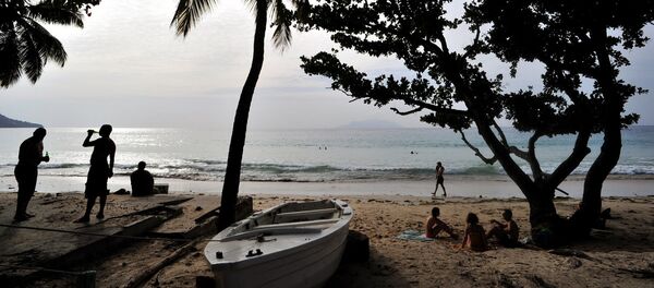 Туристы на одном из пляжей Сейшельских островов Туристы на одном из пляжей Сейшельских островов - Sputnik Latvija