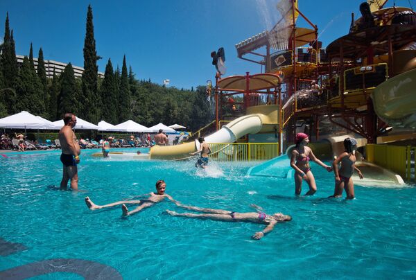 Отдыхающие в аквапарке отеля Ялта-Интурист в Ялте - Sputnik Латвия