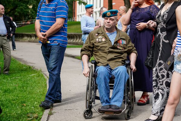 Ветеран ВДВ Александр Бриедис на празднике Воздушно-десантных войск Ветеран ВДВ Александр Бриедис на празднике Воздушно-десантных войск - Sputnik Латвия