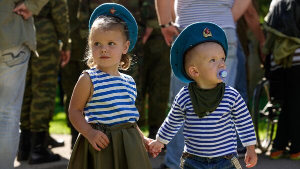 Дети в тельняшках на празднике Воздушно-десантных войск в Риге - Sputnik Латвия